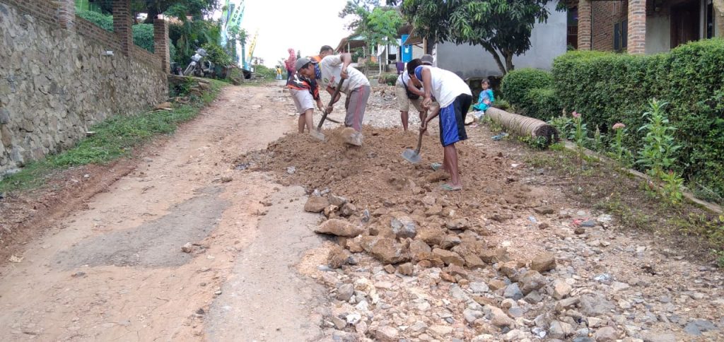 Rusak Parah dan Membahayakan Warga Bumi Arum Gotong Royong Perbaiki Jalan