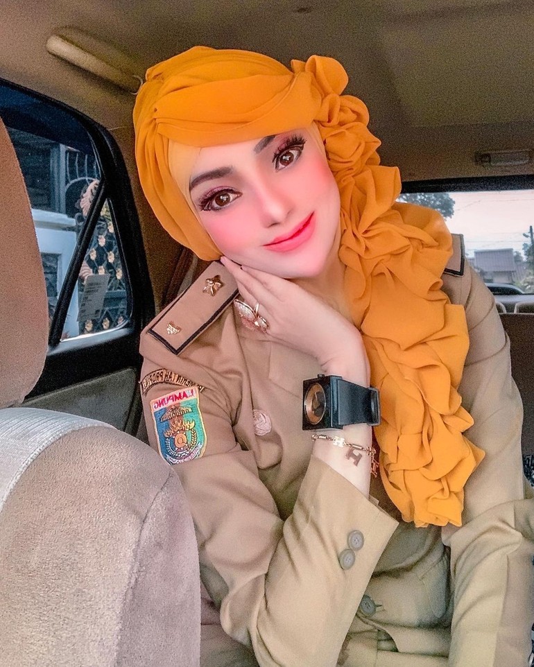 PNS Berhijab Asal Lampung Viral karena Dandan bak Barbie