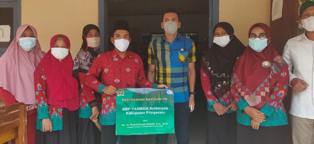 Kadafi berikan bantuan TIK untuk SMP YASMIDA