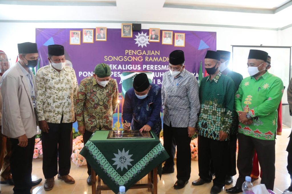 Bupati Lampung Timur M.Dawam Rahardjo Memberi Sambutan Dalam Acara Peresmian Pondok Pesantren Muhammadiyah Abudzar Al-Ghifari