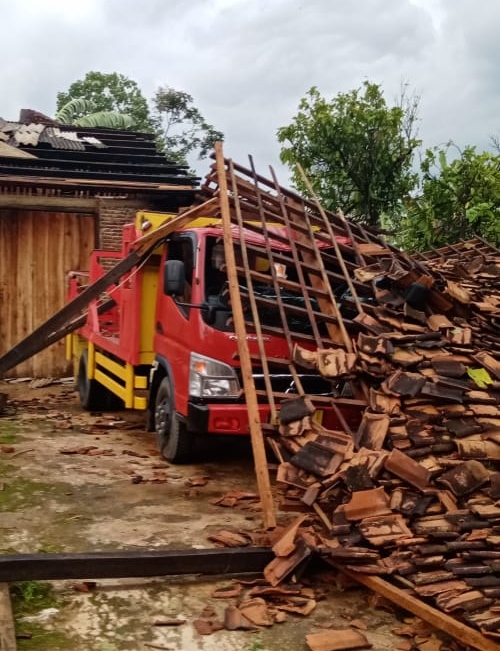 Puluhan Rumah rusak diterpa angin puting beliung di Adiluwih, Pringsewu