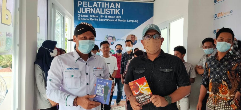 JUWENDRA ASDIANSYAH SALAH SATU PEMATERI DI PELATIHAN JURNALISTIK