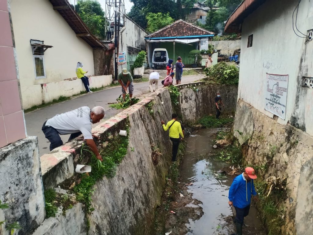 Warga Kelurahan Kaliawi Persada Bersihkan Sampah Sambil Pererat Solidaritas