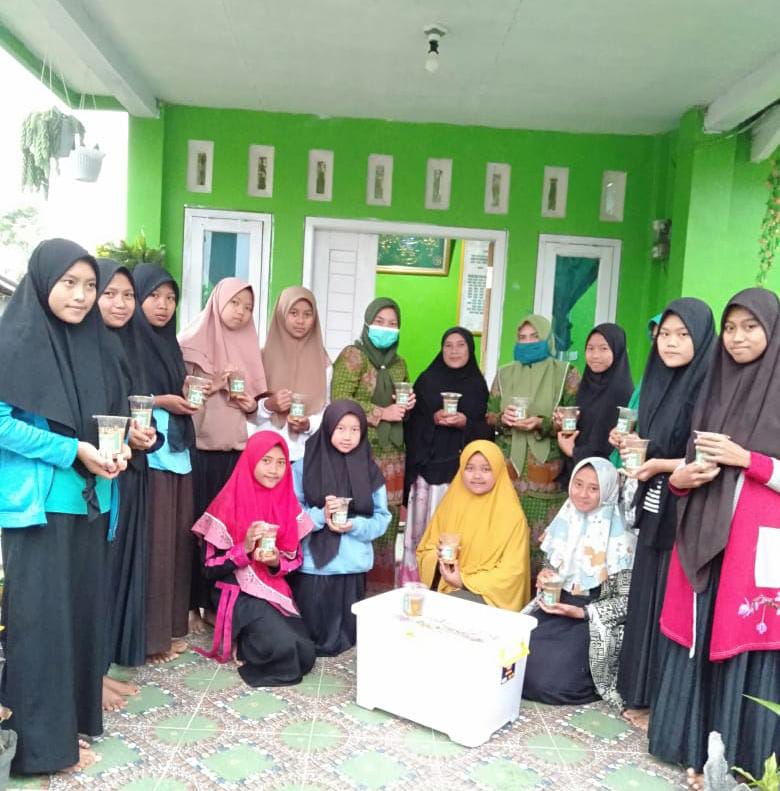 RAMADHAN BERBAGI : MUSLIMAT NU LAMPUNG BARAT BERBAGI TAKJIL DI PESANTREN