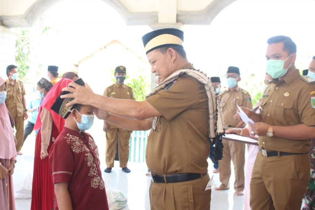 M Dawam Rahardjo Serahkan Bantuan dan Santunan Kabupaten Lampung Timur Tahun 2021 di Kecamatan Bandar Sribhawono