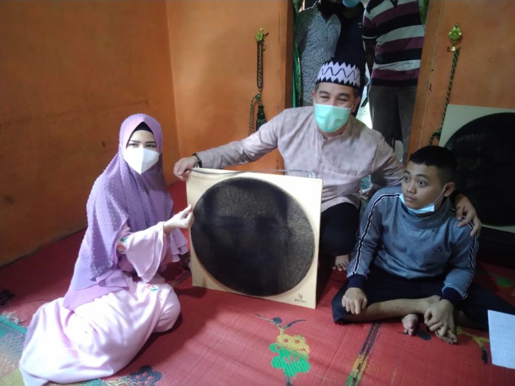 Bupati Bersama Baznas Pesawaran Bantu Pelukis String Art Penyandang Disabilitas