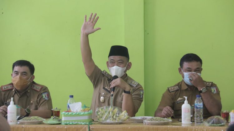 Wakil Bupati Pringsewu Bina Perangkat Pekon di Pekon Wates Selatan, Kepala Pekon Sampaikan Keluhan Soal Banjir dan Rendahnya Voltase Listrik