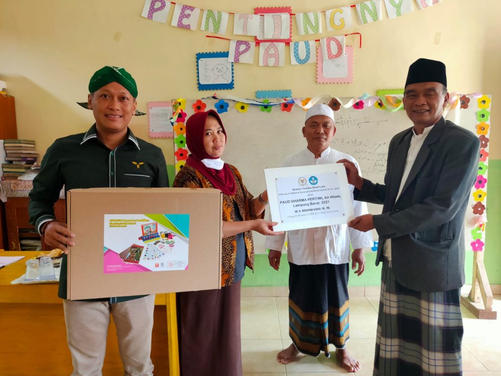 Muhammad Kadafi Bantu Alat Peraga Edukasi Untuk PAUD Dharma Pertiwi Lampung Barat