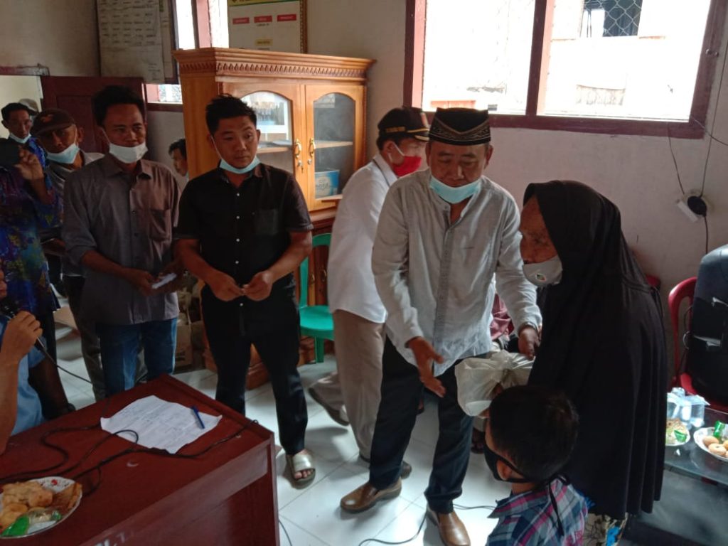 Bentuk Kepedulian BUMDes Karyamuda Bagikan Paket Sembako dan Santuni Anak Yatim