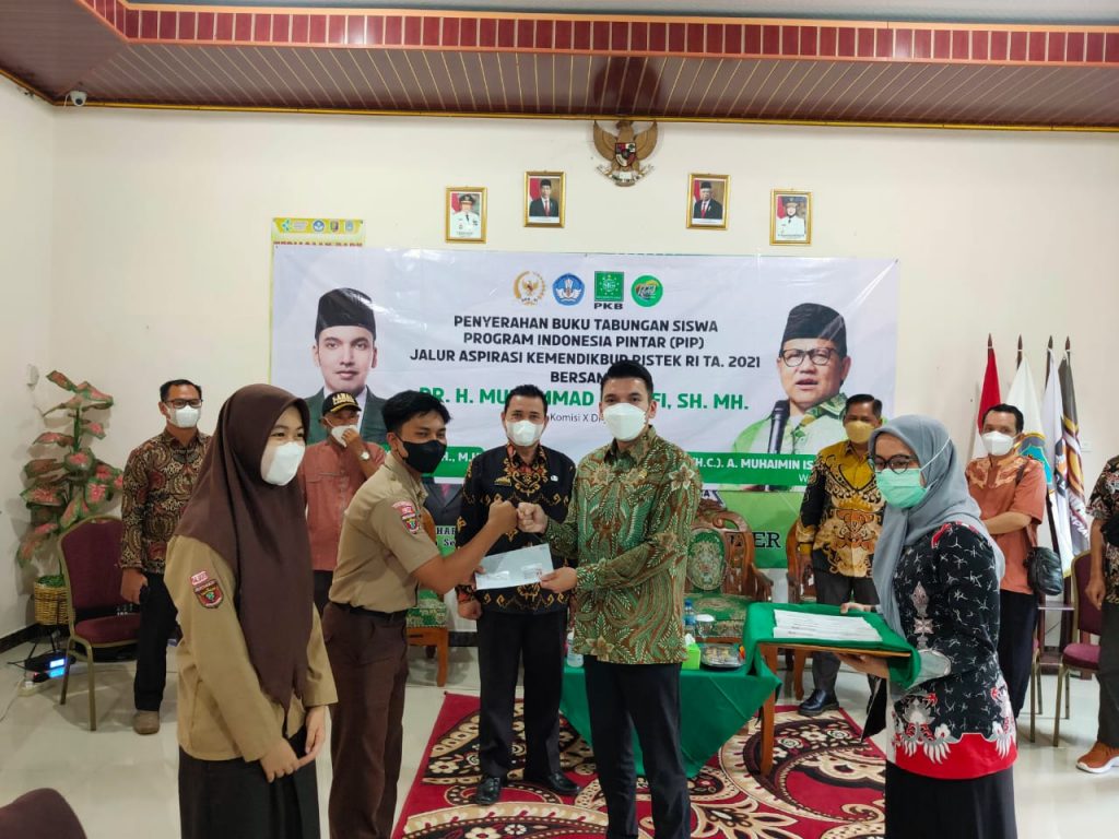 Kadafi Serahkan Bantuan 15 Laptop & PIP ke 569 Siswa-siswi SMAN 9 Kota Bandar Lampung