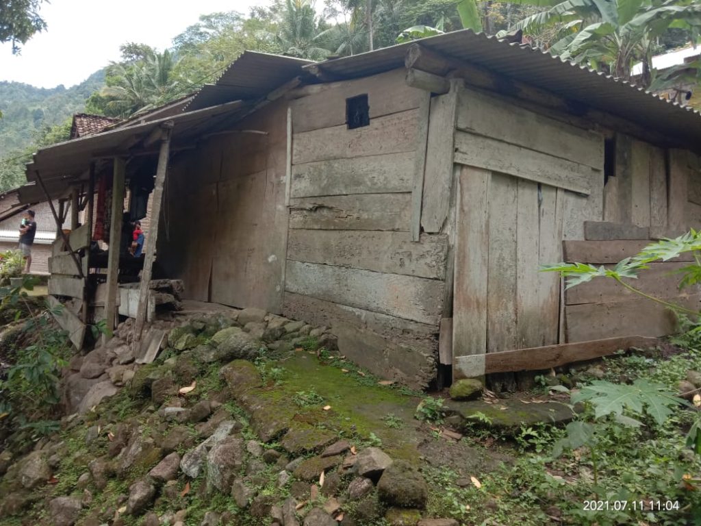 Semangat Warga Dusun Margodadi Bergotong Royong Bedah Rumah Dana Swadaya