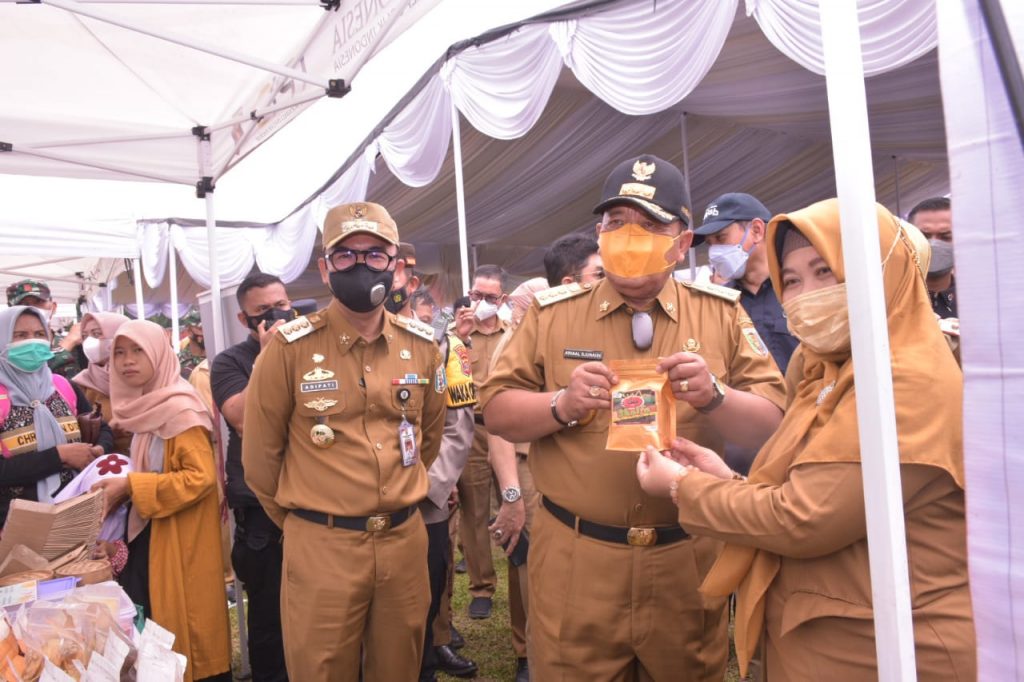 Gubernur Lampung Resmikan Bazar Rebo UKM/IKM di Way Kanan