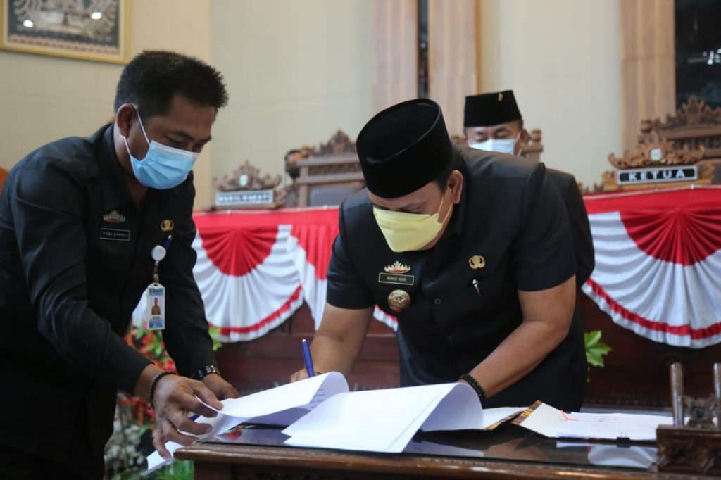 Azwar Hadi Hadiri Rapat Paripurna DPRD Lampung Timur