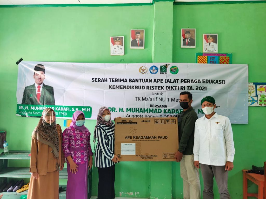 Tim KDV Center Serahkan Bantuan Alat Peraga Edukasi ke TK Ma’arif NU 1 dan TK Ma’arif NU 2 Kota Metro