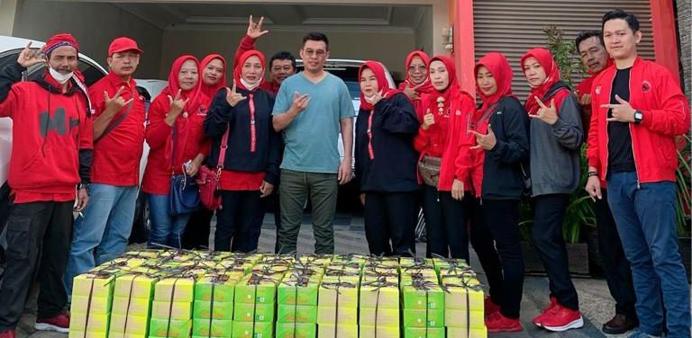 PAC PDI Perjuangan Adakan Kegiatan Jumat Berkah Dengan Bagikan 100 Nasi Kotak Kepada Masyarakat Langkapura