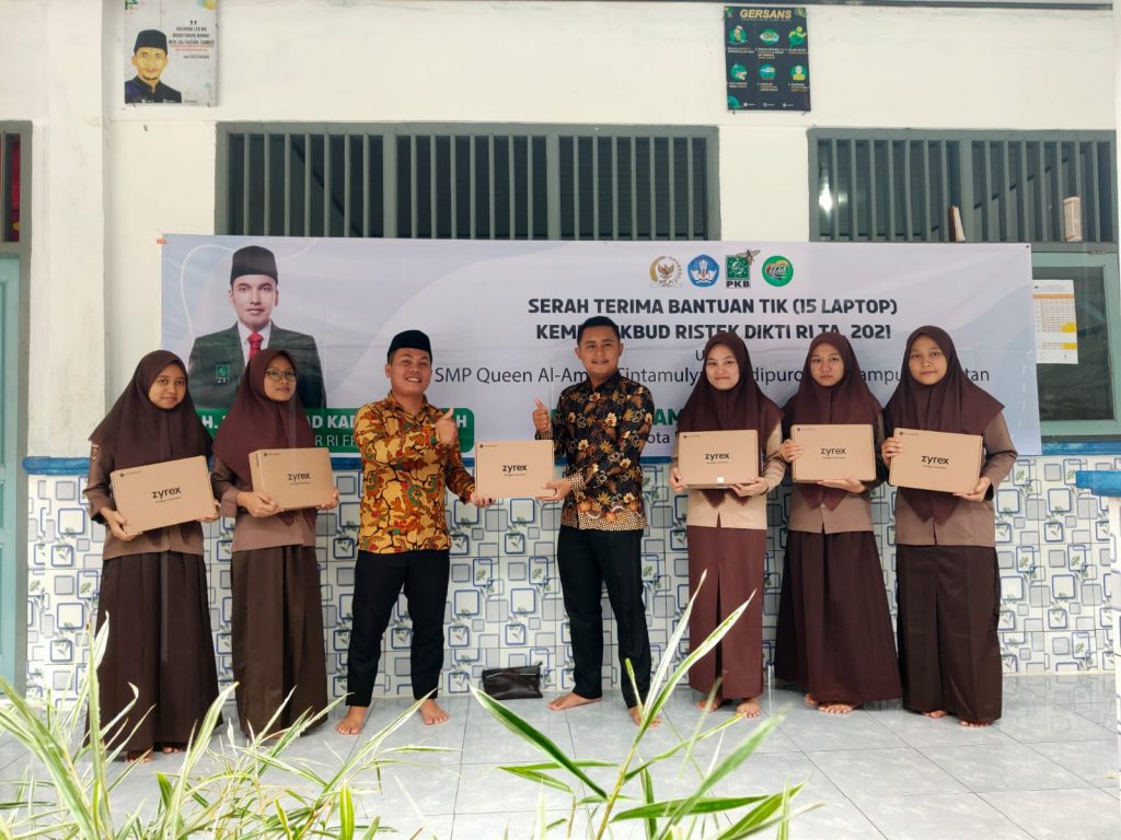 Kadafi Bagikan Peralatan TIK dan Alat Peraga Edukasi di Lampung Selatan