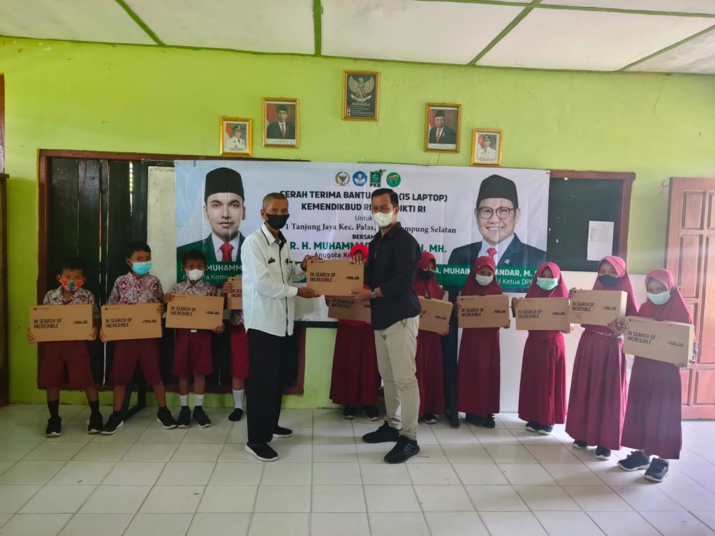 Kadafi Bagikan 90 Laptop di Kabupaten Lampung Selatan