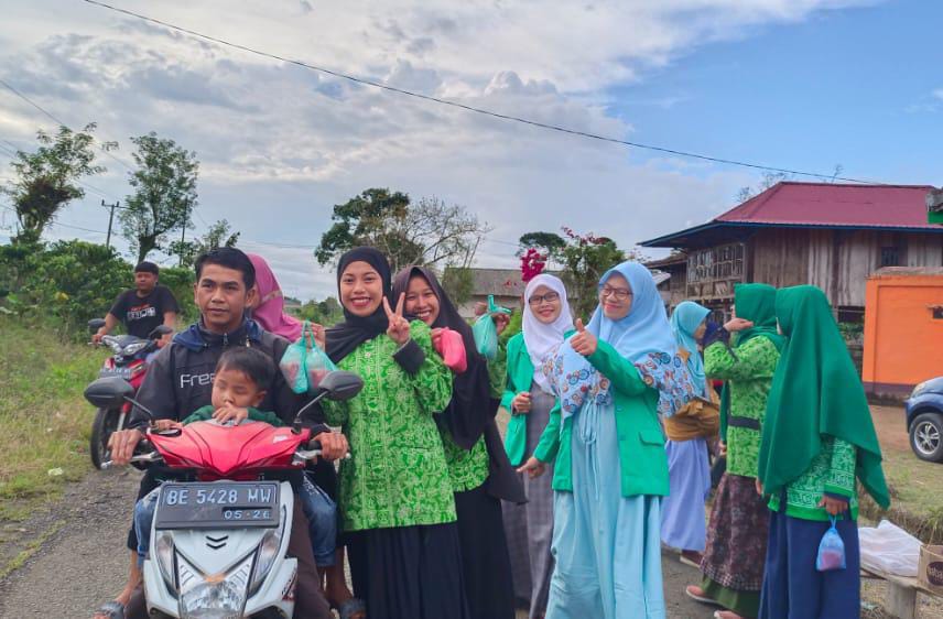 Meriahkan Harlah Fatayat Ke-72, PAC Fatayat NU Lampung Barat Berbagi Takjil