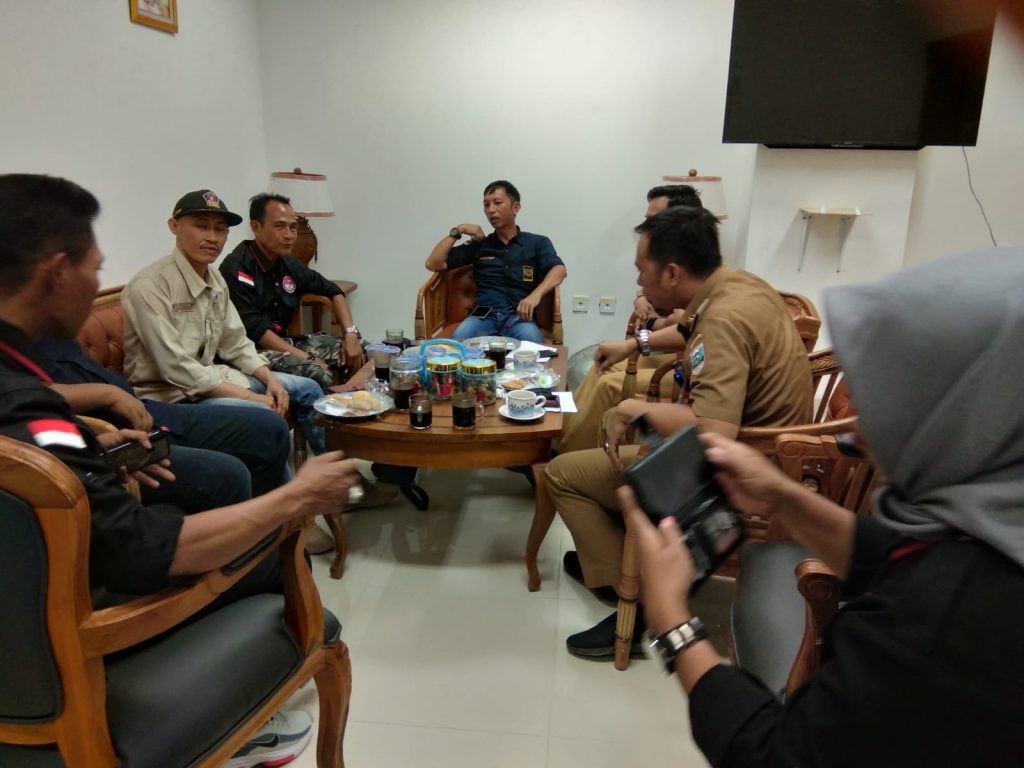 Coffe Morning Hingga Makan Siang Bersama, K.a Dis Kominfo Dengan Para Ketua Organisasi Wartawan Se Pesisir Barat.