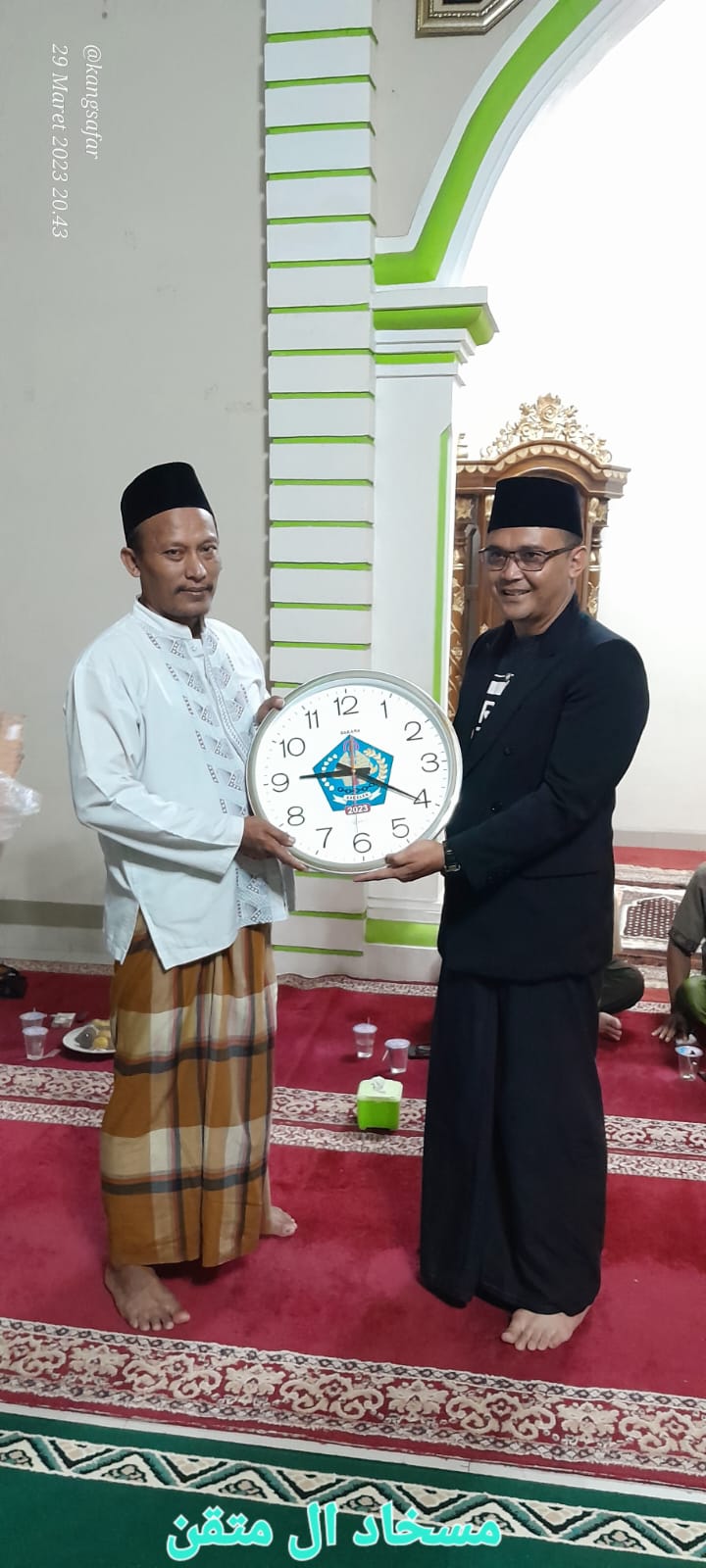 Kepala Desa Bagelen Lukiskan Kebaikan Melalui Jam Dinding untuk Masjid.