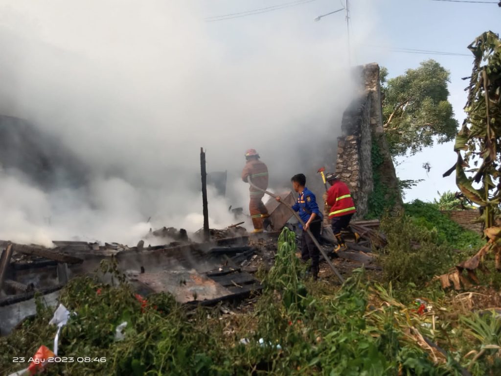 Konsleting Listrik, Rumah di Perintis Kemerdekaan Dilahap Si Jago Merah