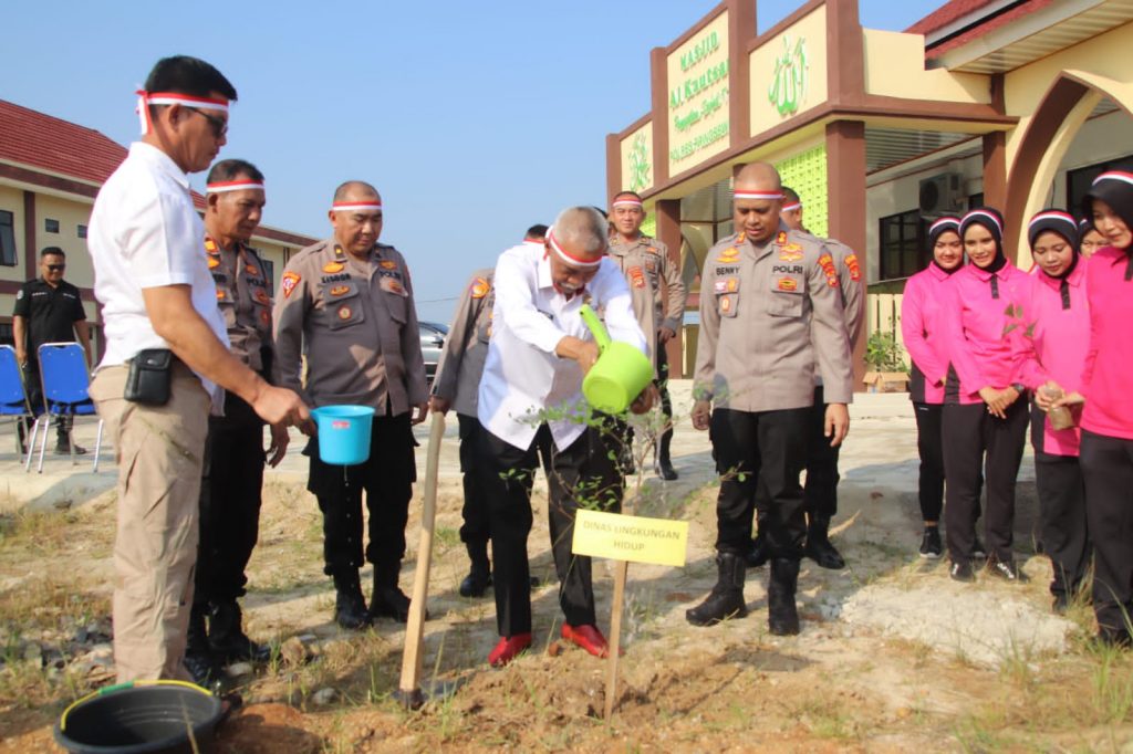 Peduli Penghijauan, Polres Pringsewu Tanam Ribuan Pohon