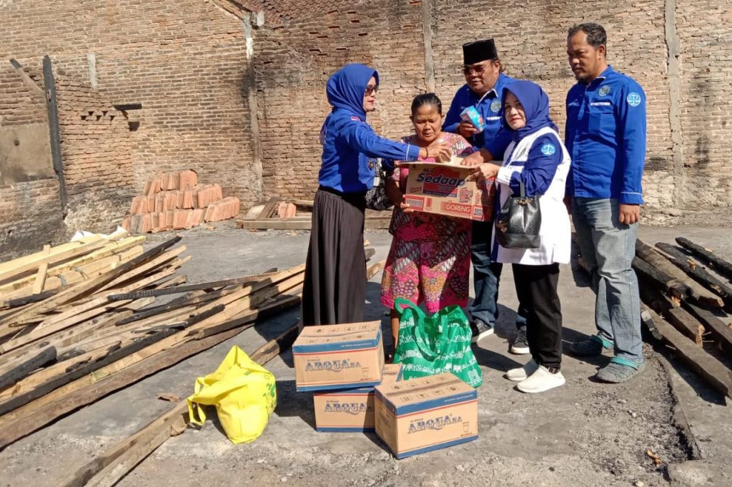 DPC Peradi Gedong Tataan Beri Bantuan Korban Kebakaran Rumah