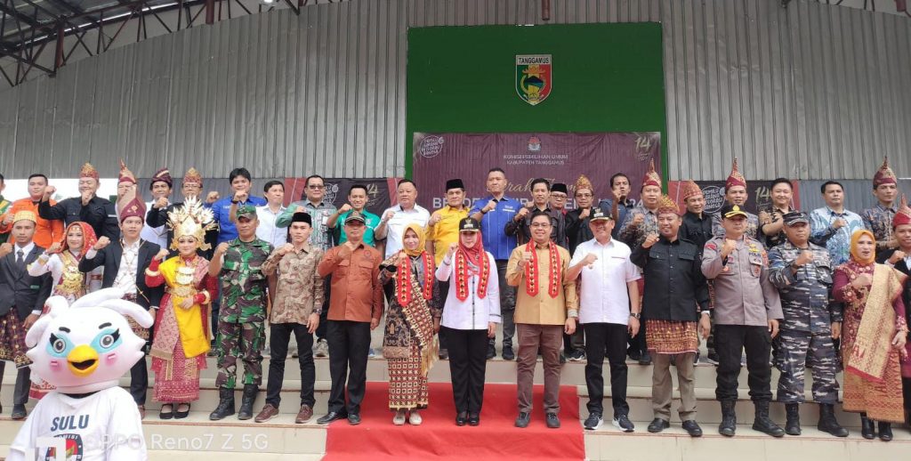 Bupati Hadiri Serah Terima Bendera Kirab Pemilu 2024