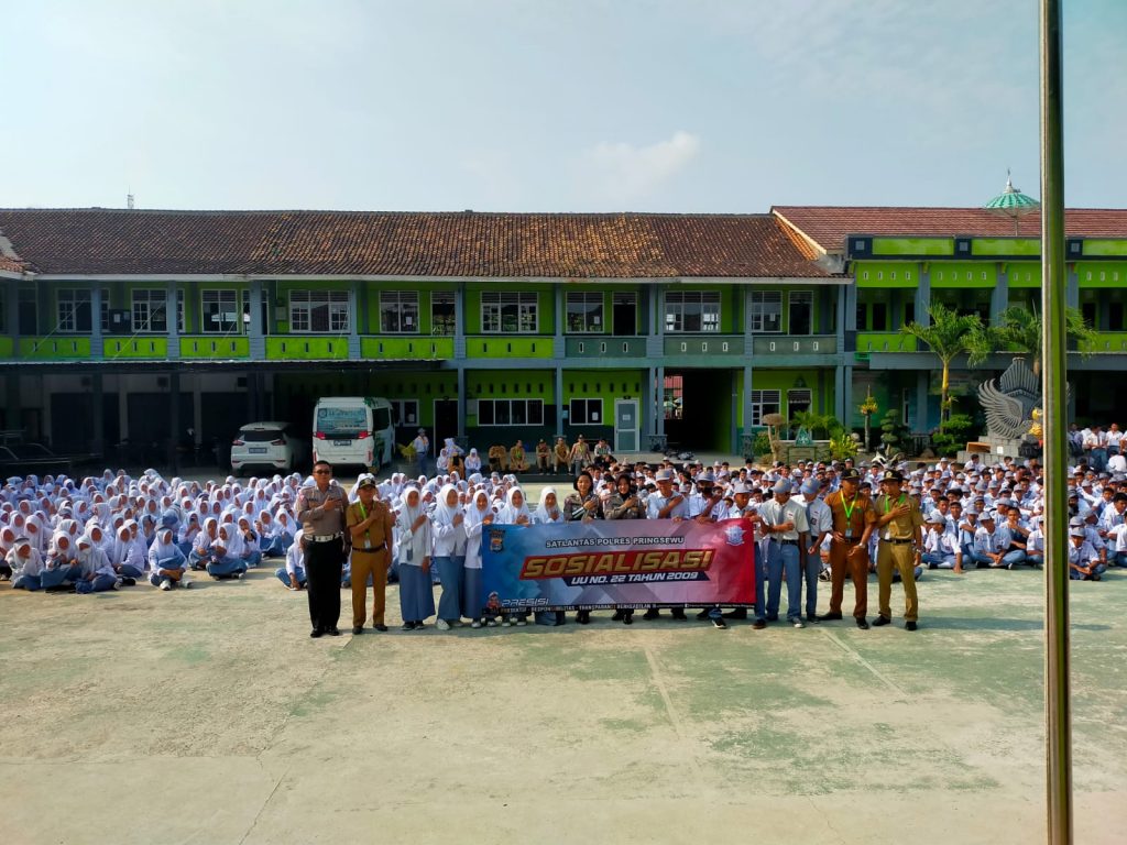 Tingkatkan Kesadaran Berlalu Lintas, Satlantas Polres Pringsewu Gelar Police Goes To School di SMK Yasmida Ambarawa