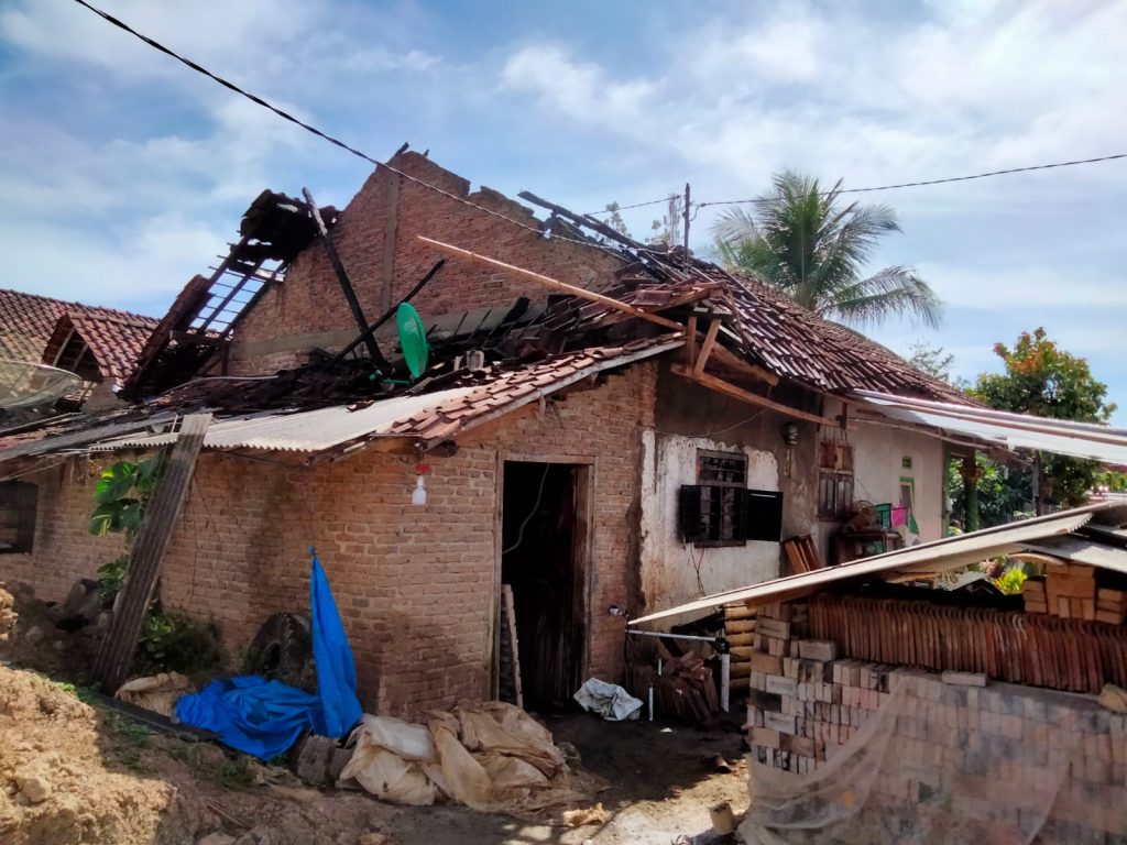 Dengar Suara Ledakan Saat Tidur, Rumah Samin Terbakar