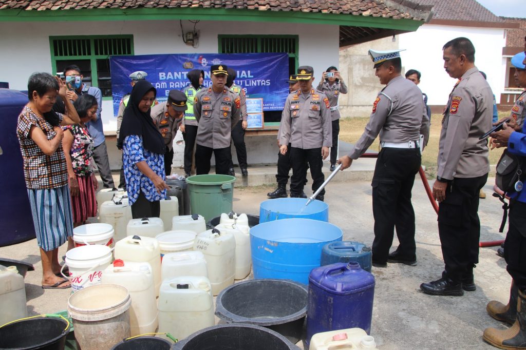 Polres Pringsewu Menyalurkan Bantuan Air Bersih kepada Warga yang Terdampak Musim Kemarau