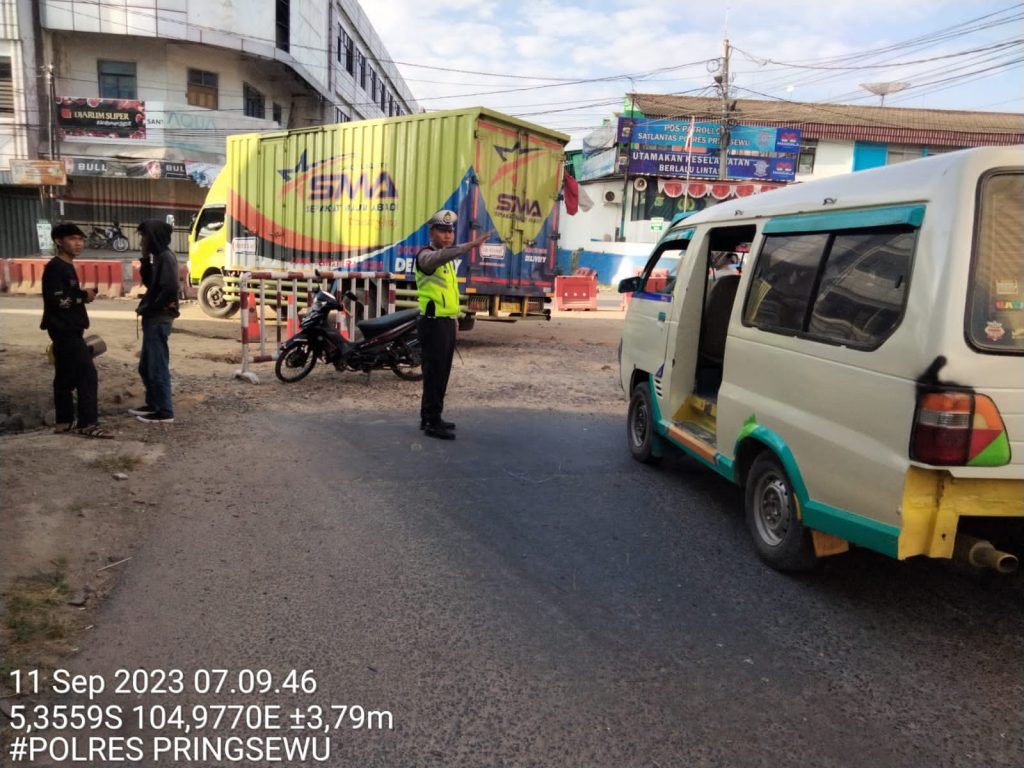 Ada Lubang Menganga di Simpang Empat Pasar Pringsewu, Polisi Imbau Berhati Hati