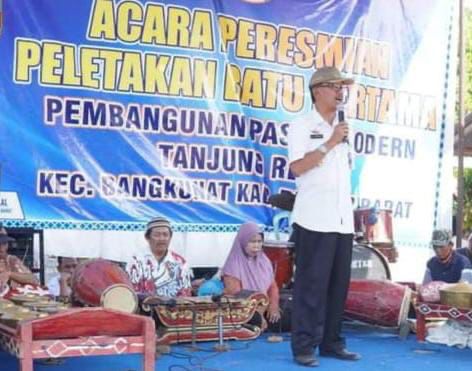 Bupati Pesibar Meletakkan Batu Pertama Pembangunan Pasar Tanjung Rejo Bengkunat