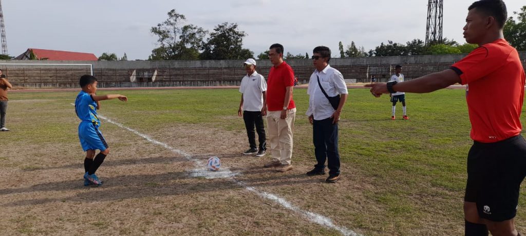 Kick off Ketua KWRI Lampung Tandai Pembukaan Kejurnas Sepak Bola U-12 di Lampung.