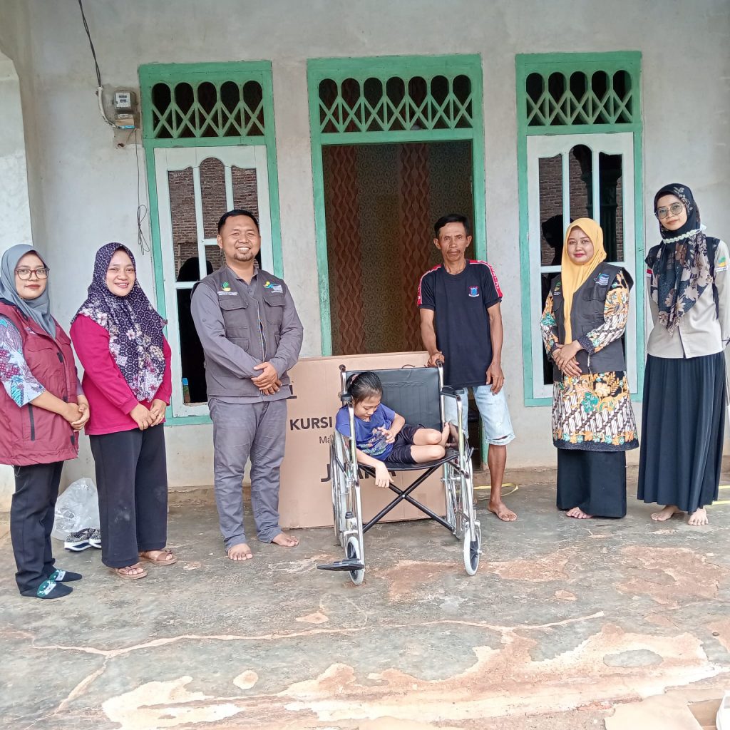 Lembaga Kesejahteraan Sosial (LKS) Berkah Harapan berikan bantuan Kursi Roda untuk Penyandang Disabilitas di Desa Pujodadi, Kecamatan Negeri Katon, Pesawaran, Lampung.