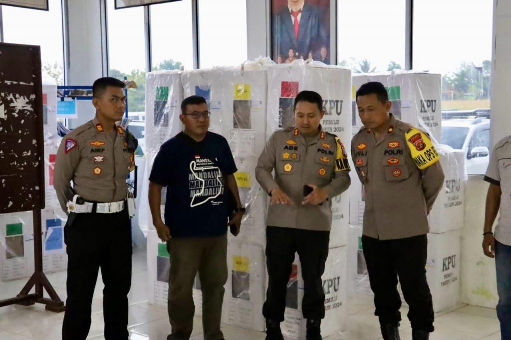 Pastikan Proses Pleno Penghitungan Rekapitulasi Di PPK Berjalan Aman Kapolres Mesuji Kembali Mengecek Langsung Situasi dan Memberikan Bantuan Kepada Petugas PPK