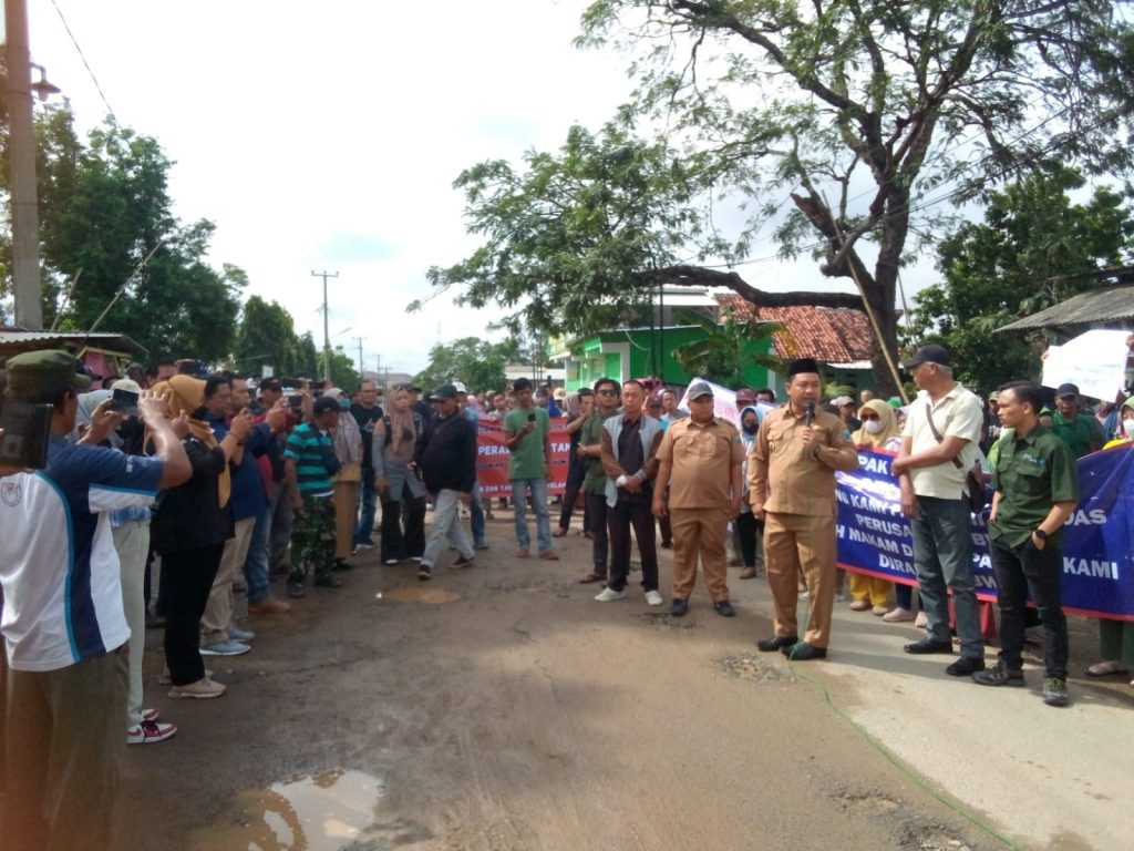 Warga Desa Way Huwi Menolak Pemagaran Lapangan Oleh PT.BTS