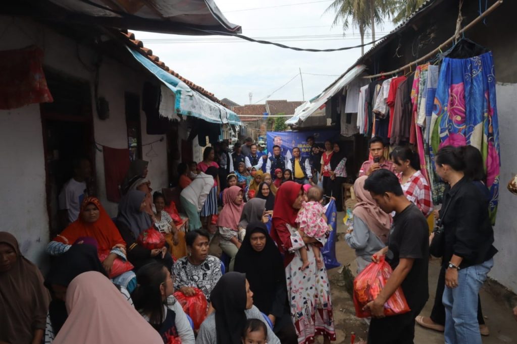 KNPI Lampung dan GPL Bagikan Sembako di Labuhan Ratu