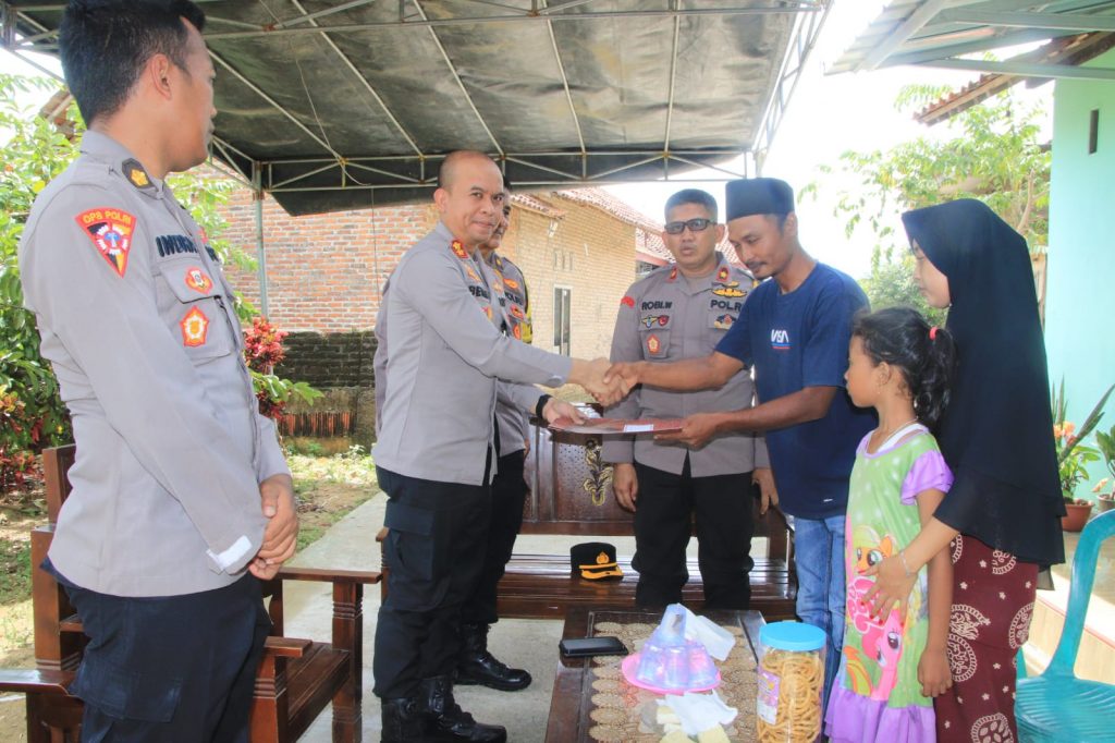 Kapolres Pringsewu Berikan Santunan Kepada keluarga Aksel, Korban Tewas Hanyut Disungai Way Bulok Pringsewu