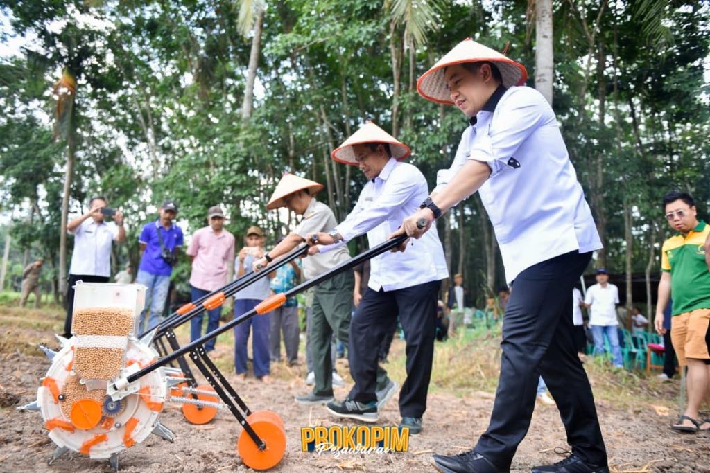 Bupati Pesawaran Hadiri Kegiatan Tanam Kedelai Perdana di Desa Taman Sari