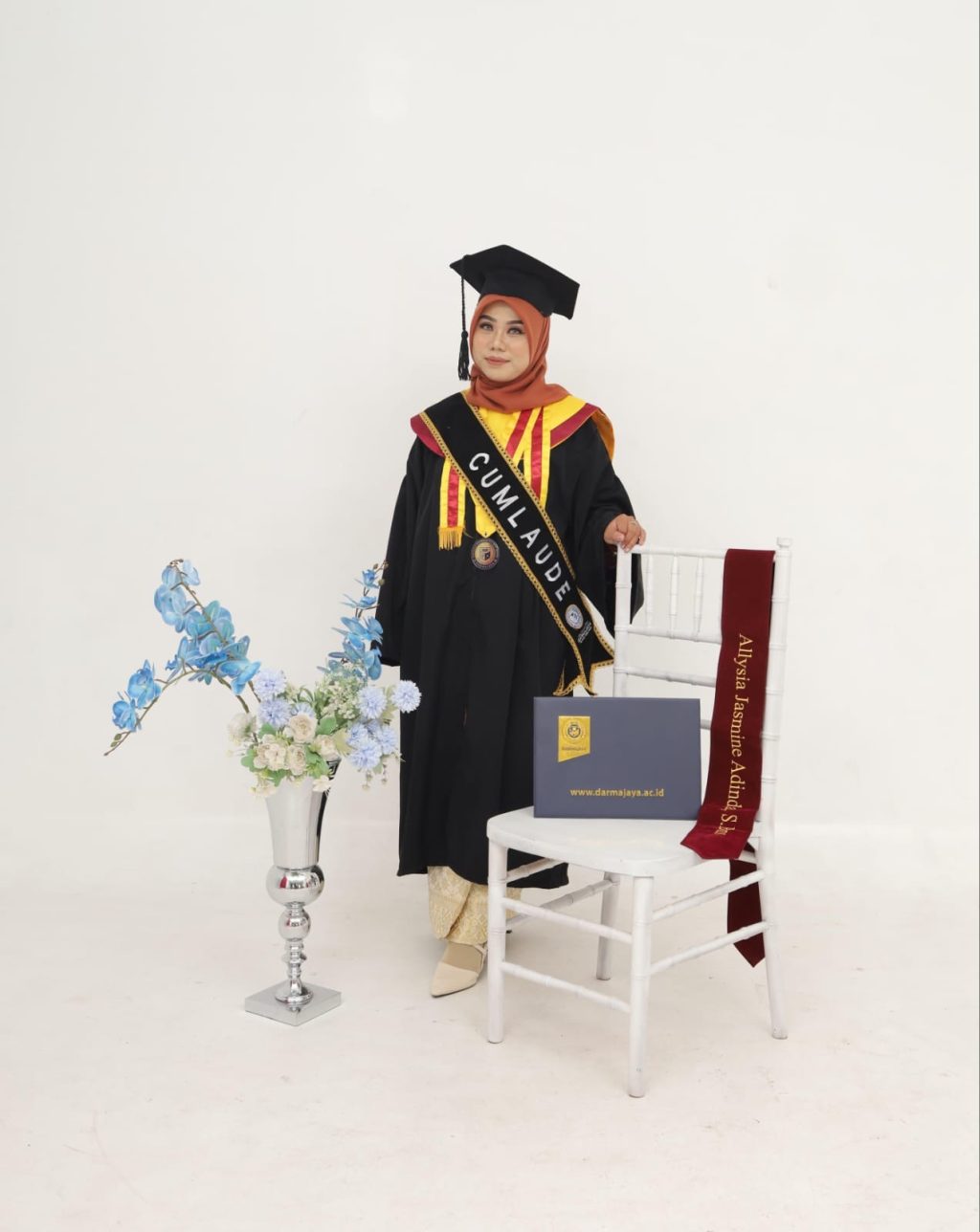 Universitas Darmajaya Lampung Gelar Wisuda ke-37, Allysia Jasmine Adinda, S.Bns. Terpilih Sebagai Salah Satu Wisudawan Terbaik