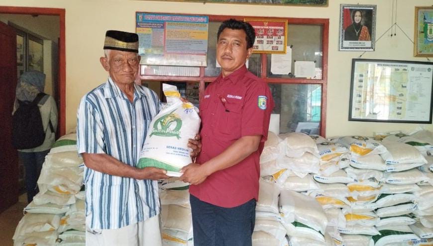 431 KPM di Sukoharjo III Menerima Bantuan Cadangan Beras Tahap Tiga