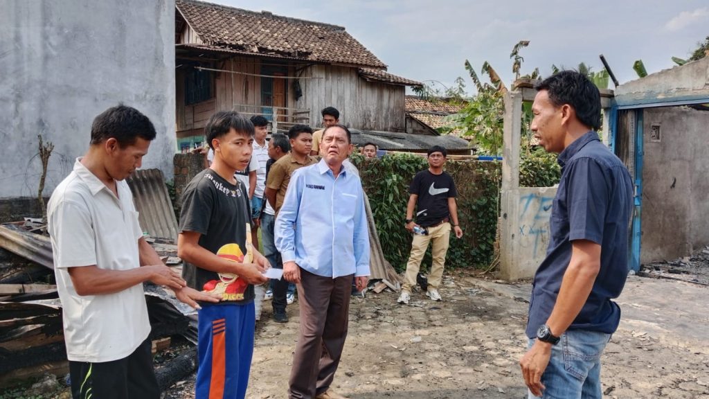 Wakil Bupati Way Kanan Kunjungi dan berikan Santunan Korban Kebakaran di Kampung Negeri Ujan Mas