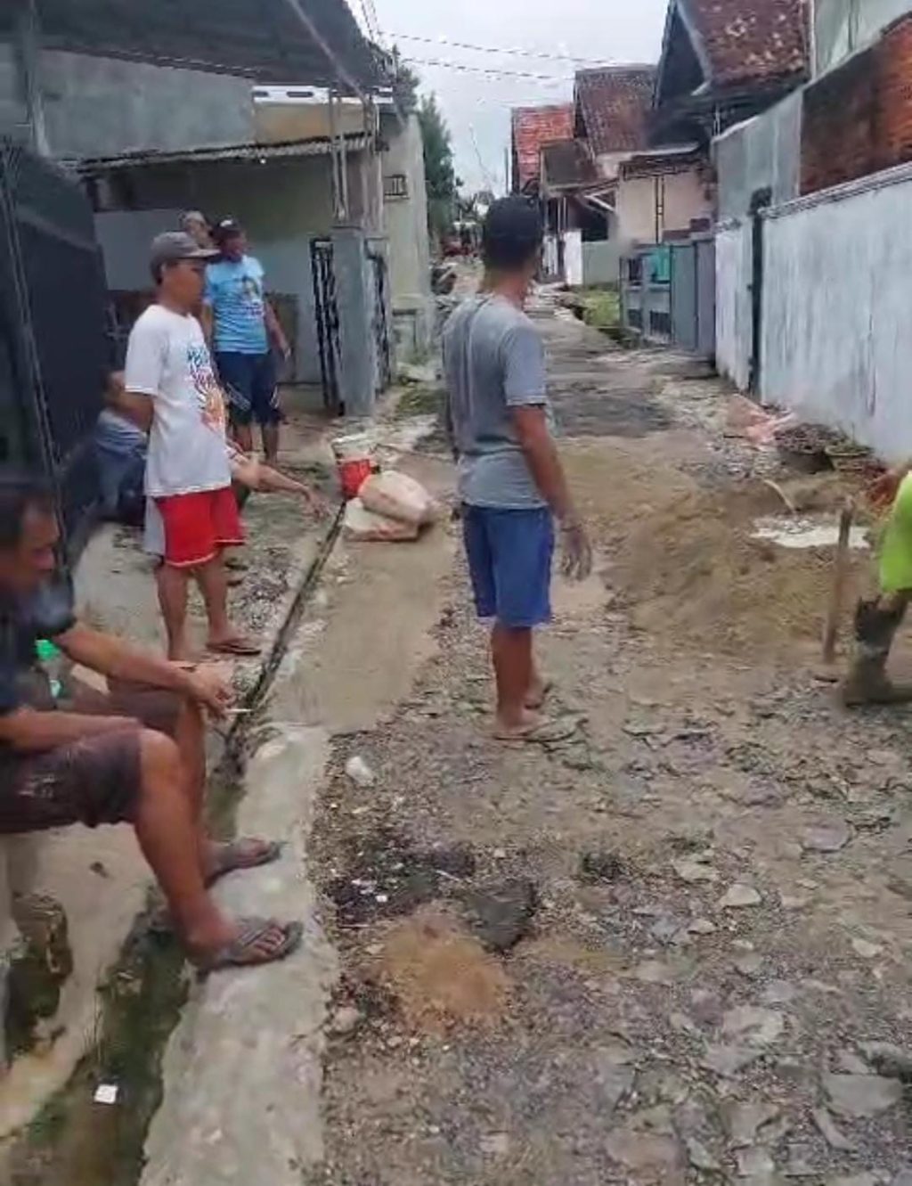 Warga Gang Zaitun Perbaiki Jalan Rusak Secara Swadaya