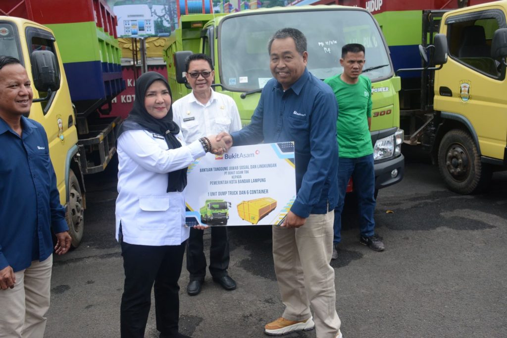 Pemkot Bandarlampung Terima Bantuan 6 Bak Truk dan 1 Unit Truk Pengangkut Sampah dari PT Bukit Asam Tarahan