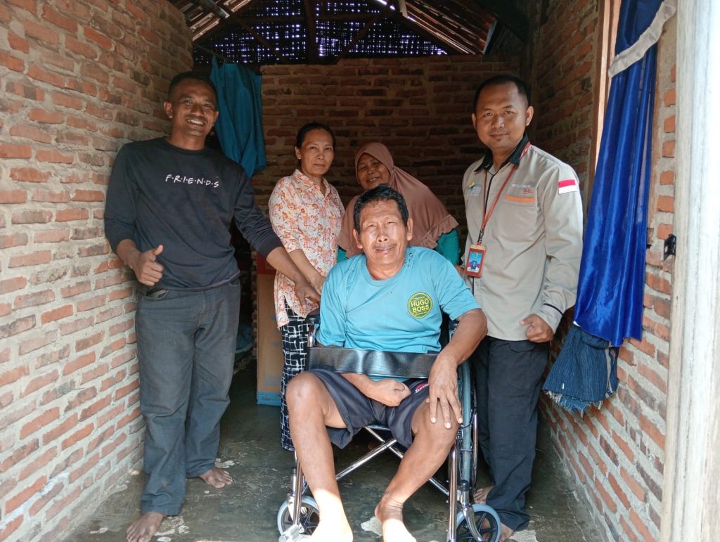 Pendamping PKH Tegineneng Bersama Baznas Pesawaran Salurkan Bantuan Kursi Roda untuk KPM Miskin di Kecamatan Tegineneng