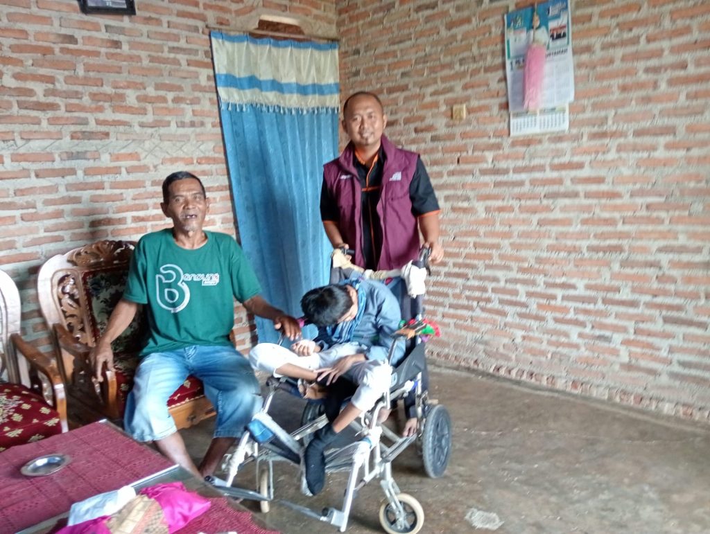 LKS BERKAH HARAPAN LAKSANAKAN ASSESSMENT CALON PENERIMA KURSI RODA UNTUK PENYANDANG CEREBRAL PALSY DI PESAWARAN