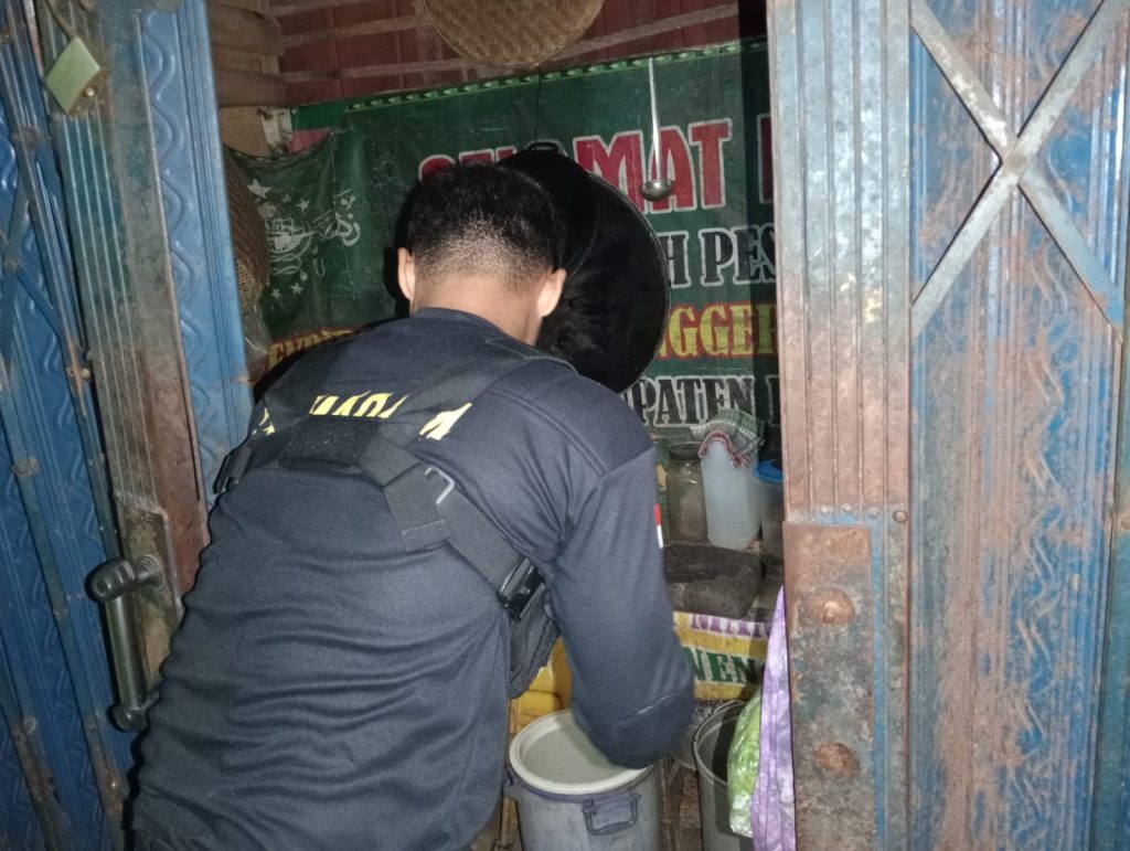 Damkar Pesawaran Bantu Warga Desa Trimulyo Tegineneng Mencari Ular yang Masuk ke Rumah dan Kios Warga