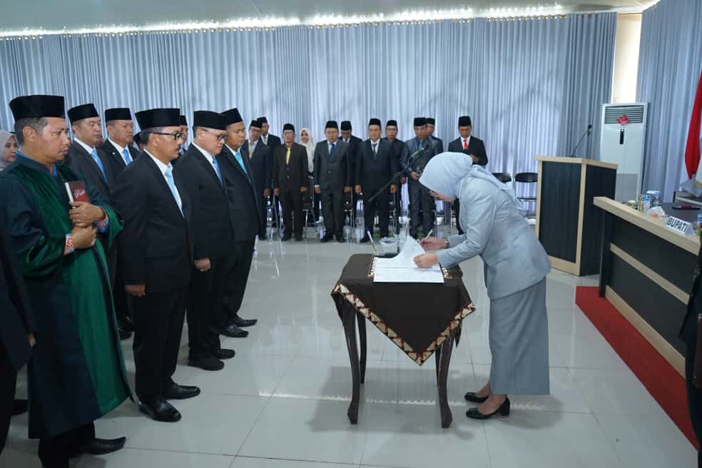 Bupati Way Kanan Rolling 15  Pejabat Pimpinan Tinggi Pratama dan Lantik 10 Pejabat Fungsional